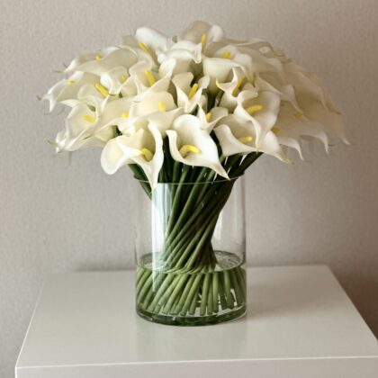 Calla lilis Arrangement In Glass Vase