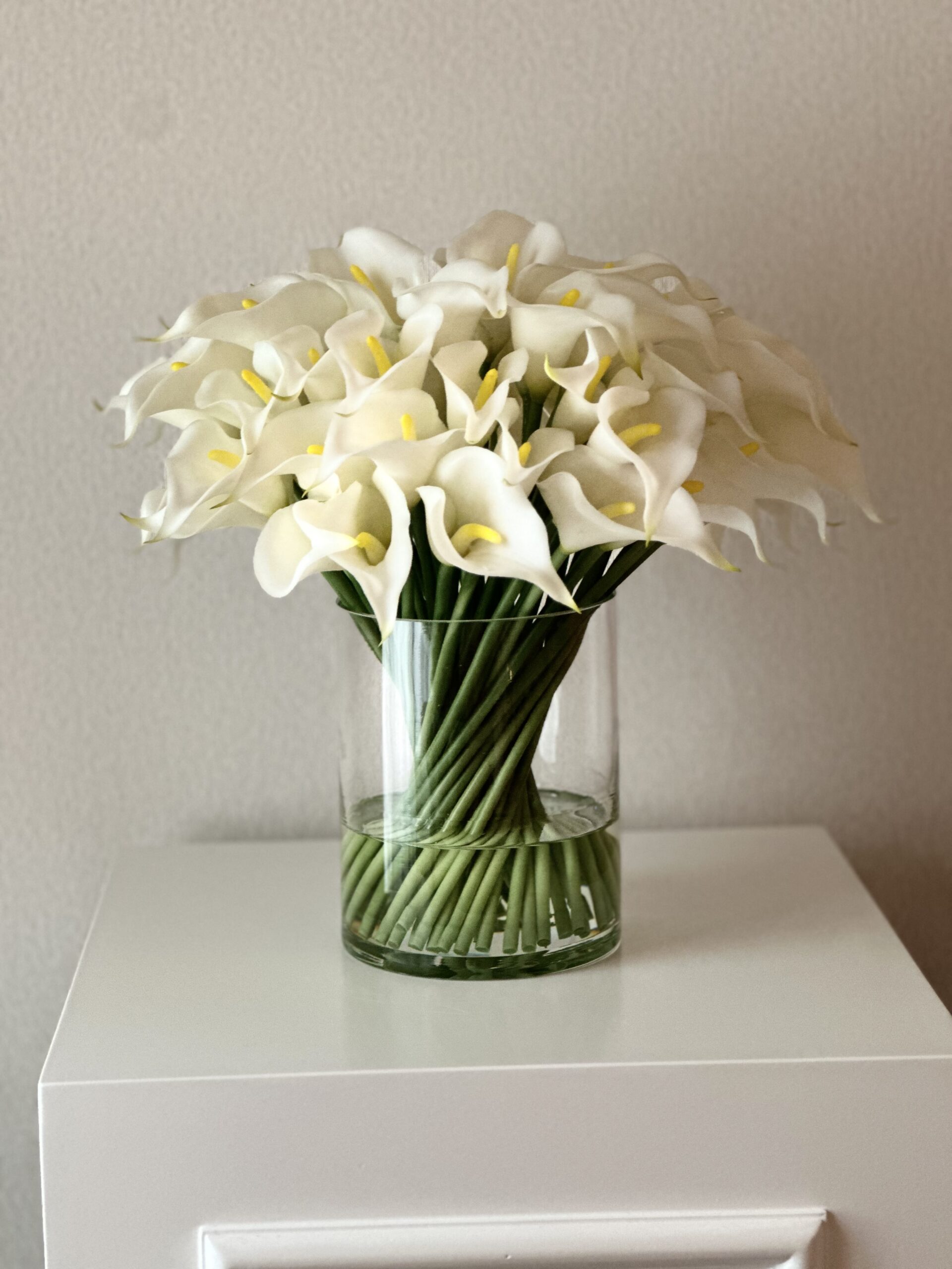 Calla lilis Arrangement In Glass Vase